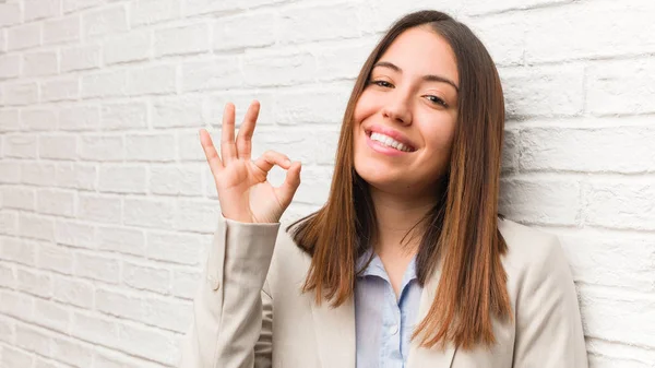 Giovane Donna Affari Allegra Fiduciosa Facendo Gesto — Foto Stock