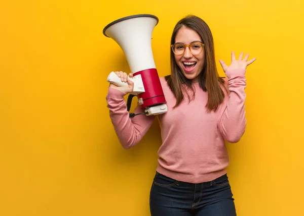 Jonge Schattige Vrouw Met Een Megafone Die Een Overwinning Succes — Stockfoto