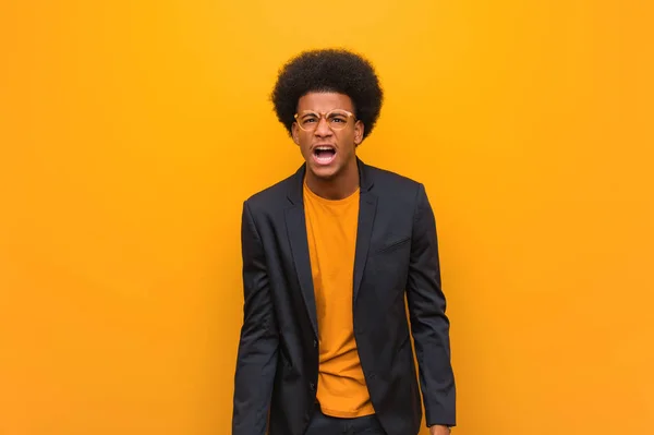 Jovem Empresário Afro Americano Homem Sobre Uma Parede Laranja Gritando — Fotografia de Stock