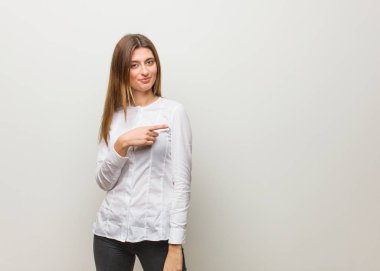 Genç rus kız gülümseyerek ve yan işaret