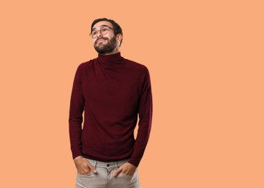 Genç doğal insan amaçlarına ve amaçlarına ulaşmayı hayal ediyor.