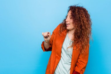 Genç kızıl saçlı zarif kadın dans ve eğlenmek.