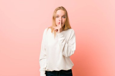 Genç sarışın genç kadın bir sır tutmak veya sessizlik isteyen.