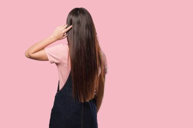 Arkasından genç serin kadın bir şey hakkında düşünme