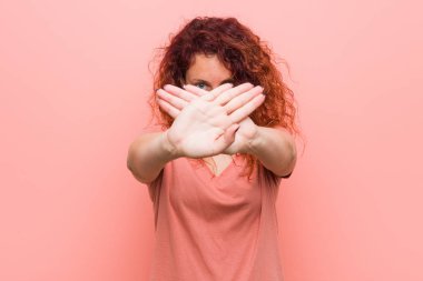 Genç doğal ve otantik kızıl saçlı kadın bir inkar jest yapıyor