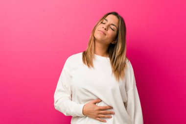 Bir duvara karşı Genç otantik karizmatik gerçek insanlar kadın karın dokunur, hafifçe gülümsüyor, yeme ve memnuniyet kavramı.