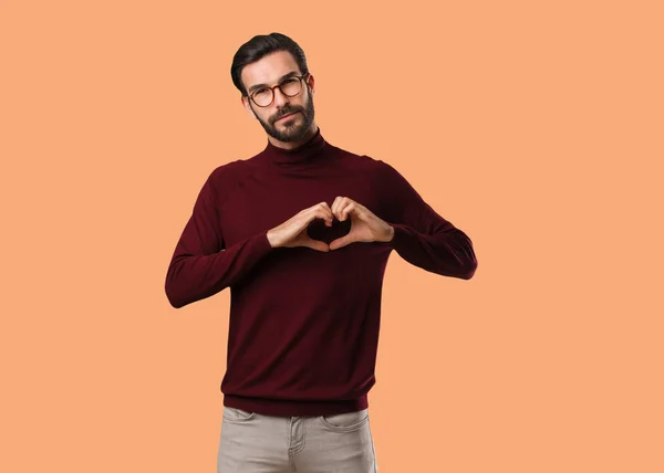 Junger Natürlicher Mann Macht Eine Herzform Mit Den Händen — Stockfoto