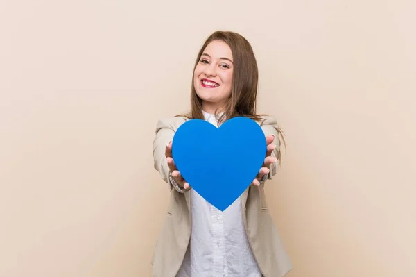 Junge Kaukasische Frau Mit Einem Herz Symbol — Stockfoto