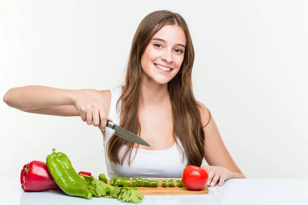 Junge Kaukasische Frau Hält Messer Der Hand Und Schneidet Gemüse — Stockfoto