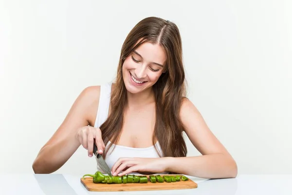 野菜を切る若い白人女性 — ストック写真