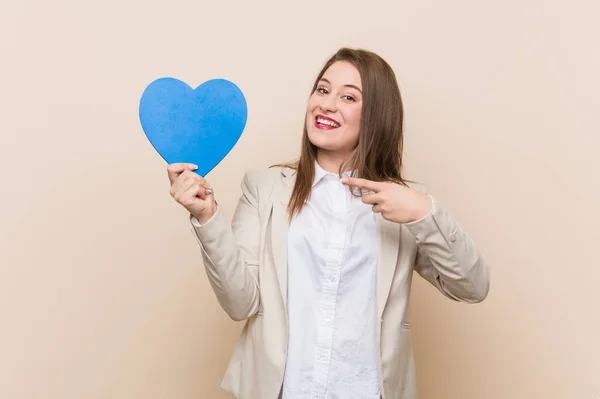 Junge Kaukasische Frau Mit Einem Herz Symbol — Stockfoto