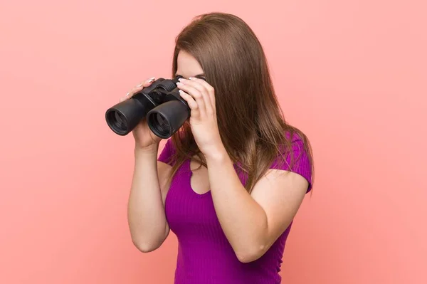 Junge Kaukasische Frau Schaut Durch Ferngläser — Stockfoto