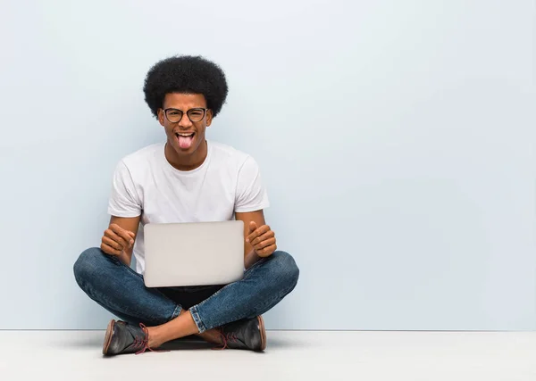 Jonge Zwarte Man Zittend Vloer Met Een Laptop Funnny Vriendelijke — Stockfoto