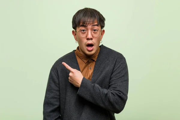 Joven Chino Contra Una Pared Verde — Foto de Stock