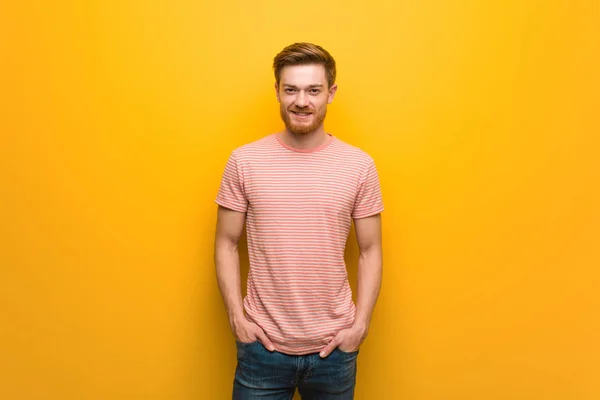 Jonge Redhead Man Vrolijk Met Een Grote Glimlach — Stockfoto