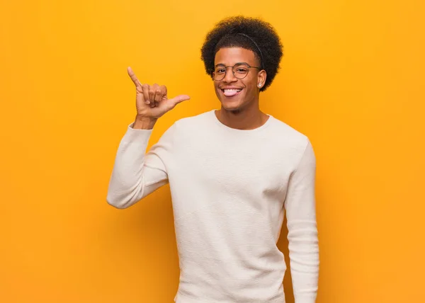 Jeune Homme Afro Américain Sur Mur Orange Faisant Geste Rock — Photo