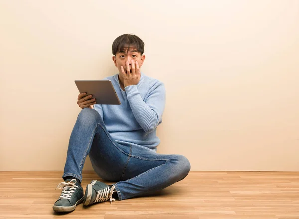 Young Chinese Man Sitting Using His Tablet Very Scared Afraid — Stock Photo, Image