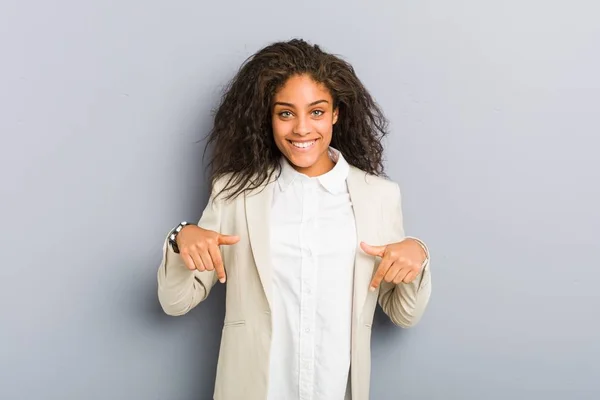 Jonge African American Business Vrouw Wijst Naar Beneden Met Vingers — Stockfoto