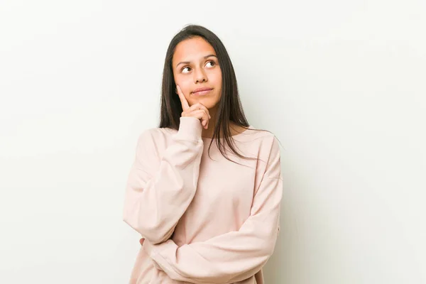 Giovane Donna Adolescente Ispanico Carino Guardando Lateralmente Con Espressione Dubbia — Foto Stock