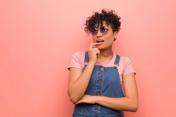 Joven Mixta Afroamericana Adolescente Mujer Relajado Pensando Algo Mirando Espacio — Foto de Stock