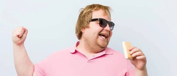 Caucasian Crazy Blond Fat Man Holding Ice Cream — Stock Photo, Image