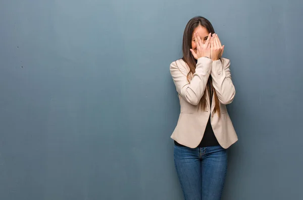 Ung Affärskvinna Känner Sig Orolig Och Rädd — Stockfoto