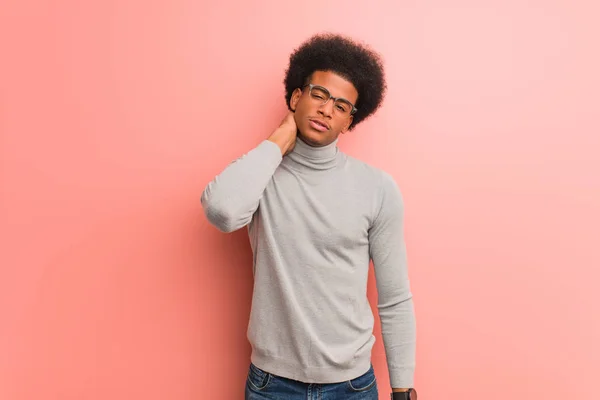 Joven Afroamericano Hombre Sobre Una Pared Rosa Sufriendo Dolor Cuello — Foto de Stock