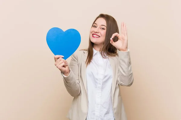 Junge Kaukasische Frau Mit Einem Herz Symbol — Stockfoto