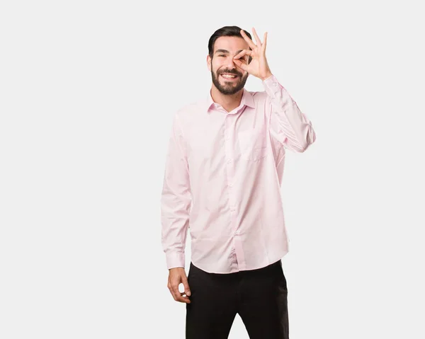 Jovem Bonito Homem Confiante Fazendo Gesto Olho — Fotografia de Stock