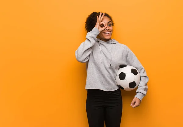 Jovem Fitness Mulher Negra Confiante Fazendo Gesto Olho Segurando Uma — Fotografia de Stock