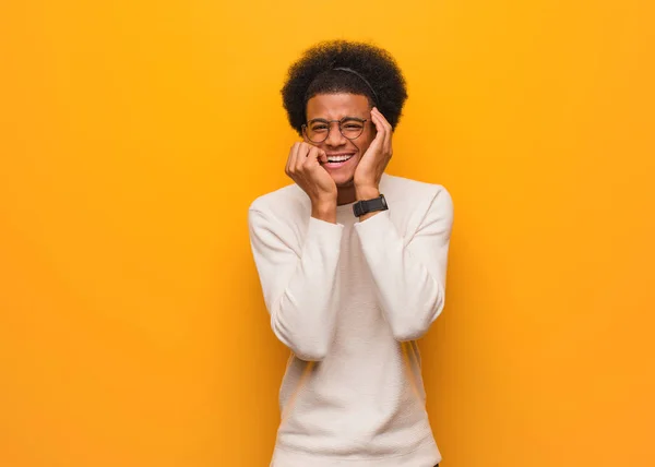 Joven Afroamericano Sobre Una Pared Naranja Desesperado Triste — Foto de Stock