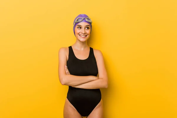 Giovane Nuotatrice Caucasica Sorridente Fiduciosa Con Braccia Incrociate — Foto Stock