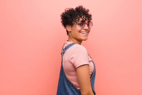 Genç Afro Amerikan Genç Kadın Gülümseyen Neşeli Keyifli Bir Şekilde — Stok fotoğraf