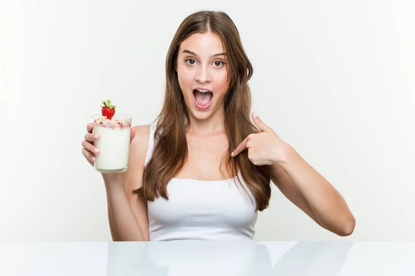 Young Caucasian Woman Holding Smoothie Surprised Pointing Himself Smiling Broadly — Stock Photo, Image