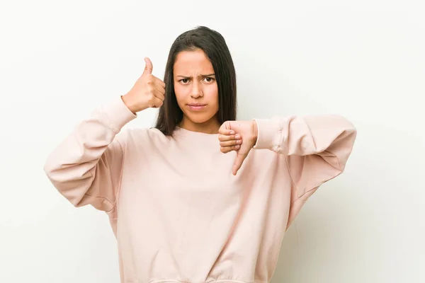 Joven Linda Adolescente Hispana Mostrando Pulgares Hacia Arriba Pulgares Hacia —  Fotos de Stock