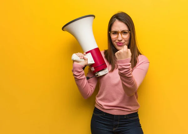 Jovem Mulher Bonito Segurando Megafone Mostrando Punho Para Frente Expressão — Fotografia de Stock