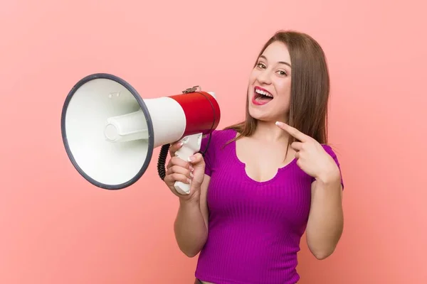 Joven Mujer Caucásica Hablando Través Megáfono —  Fotos de Stock