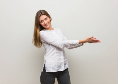 Genç rus kız elleri ile bir şey tutarak