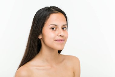 Güzel ve doğal İspanyol Genç kadın yakın