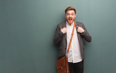 Genç redhead iş adamı şaşırttı, başarılı ve müreffeh hissediyorum