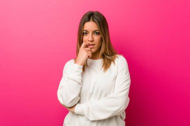 Bir duvara karşı Genç otantik karizmatik gerçek insanlar kadın bir şey hakkında bir kopyasını alana bakarak düşünme rahat.