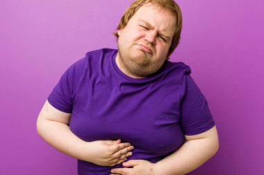 Genç otantik kızıl saçlı şişman adam hasta, mide ağrısı muzdarip, ağrılı hastalık kavramı.