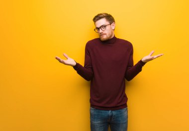 Genç akıllı adam karışık ve şüpheli