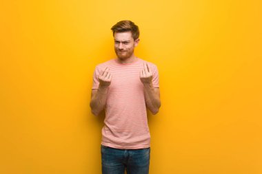 Genç kızıl saçlı adam ihtiyaç bir jest yapıyor