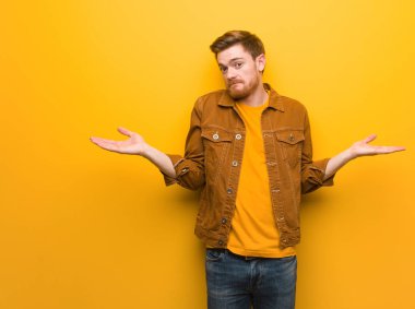 Genç kızıl saçlı adam şüphe ve omuzsilke