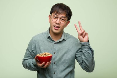 Gevrek kaseyiyen genç Çinli adam