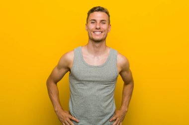 Genç kafkas spor adam emin kalça ellerini tutmak.