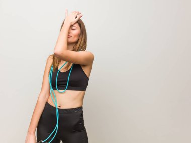 Genç fitness Rus kadın unutkan, bir şey fark. Atlama ipini tutma.