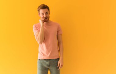 Genç Redhead adam bir kopya uzaya bakarak bir şey hakkında rahat düşünme