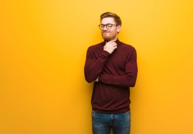 Genç akıllı adam öksürük, hasta bir virüs veya enfeksiyon nedeniyle